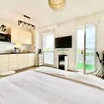 The White Lion Downtown And Balcony * Saint-Nazaire (Loire-Atlantique)